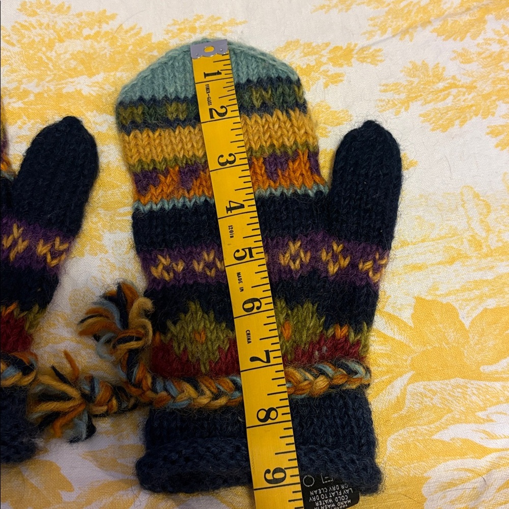 Icelandic Wool Mittens - Picture 6 of 7